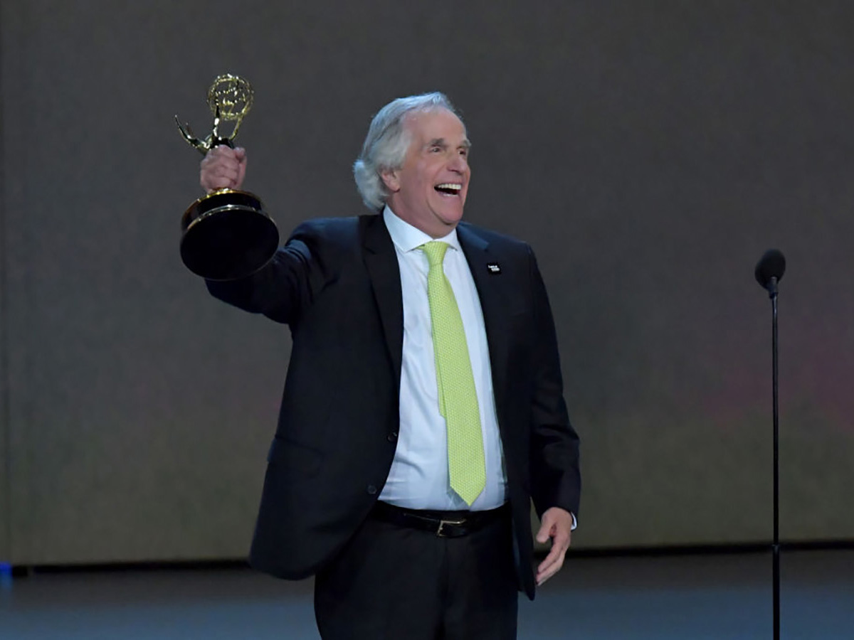 Henry Winkler holds up Emmy