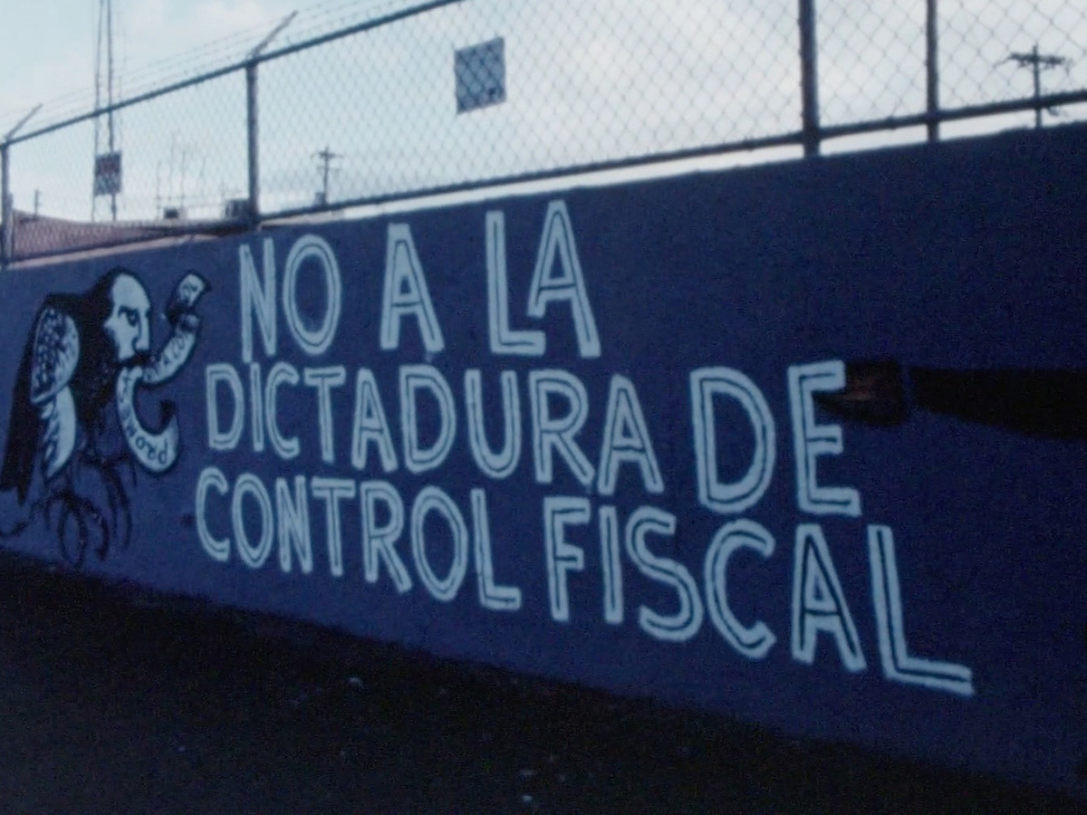 Graffiti reading no a la dictadura de control fiscal
