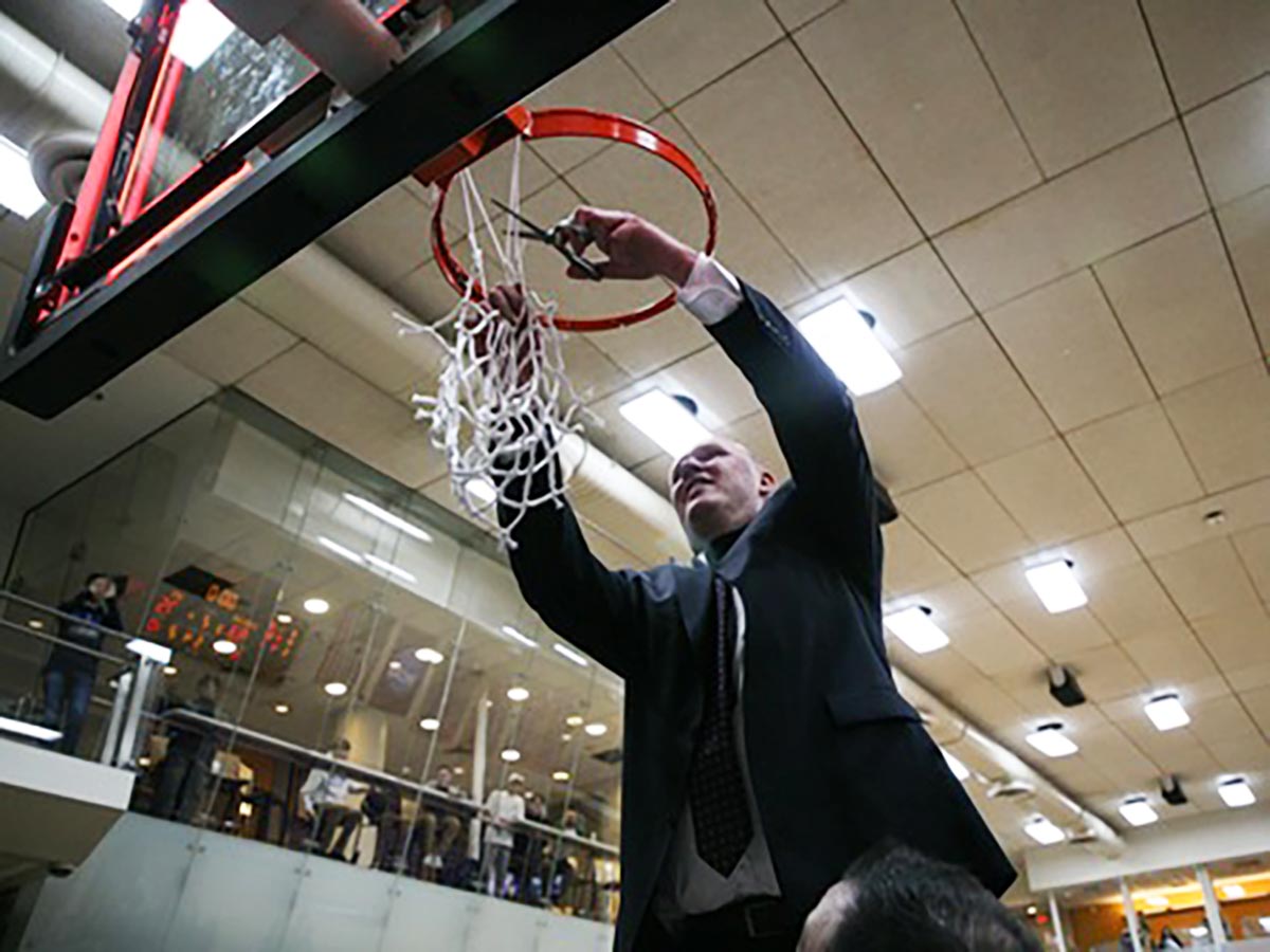 Bill Curley cuts down basketball net