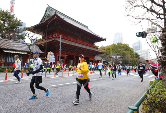 Nydia Bou runs past Zōjō-ji Temple during Tokyo Marathon