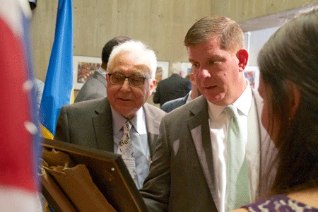 Manny Paraschos and Boston Mayor Marty Walsh with the SPJ Award