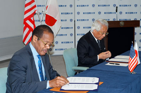 President Lee Pelton and Tokyo International University Chancellor Nobuyasu Kurata